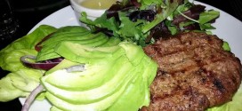 Grillet hakkebøf med avocadso og grønt