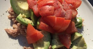 LCHF frokost med avocado, tun og tomatsalat