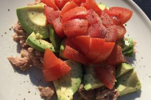 LCHF frokost med avocado, tun og tomatsalat