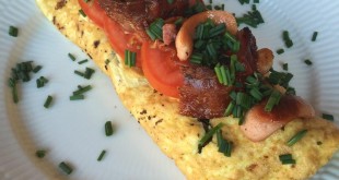 omelet med fyld af bacon og cocktailpølser