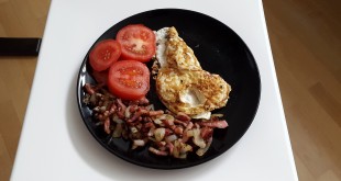 lækker og hurtig LCHF morgenmad med æg, bacon, løg og tomat