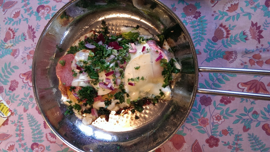 LCHF omelet med ost og pølser
