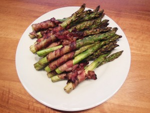Sprøde ovnbagte asparges i bacon