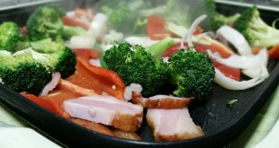 Sauteret hamburgerryg med broccoli, løg og peberfrugt