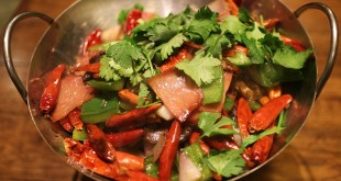 Spicy pork salad med chili og peberfrugter