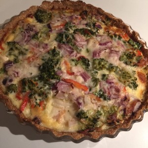 LCHF tærte med laks, broccoli og porre