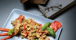 Spicy omelet med spinat, tomat og rød peber